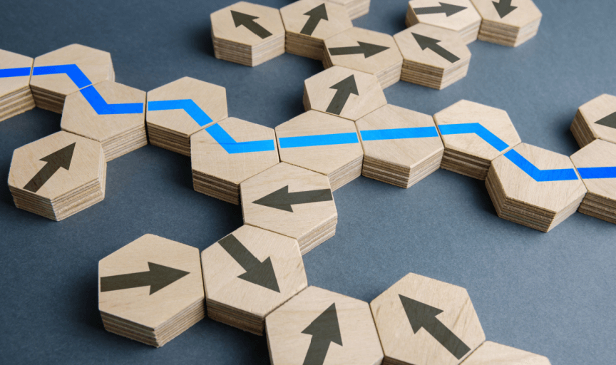 Wooden blocks with random arrows and others with a single unbroken line to illustrate the topic of ad-hoc and targeted surveys